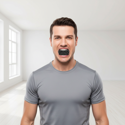 Mann bei Jaw Exercise - Frontansicht